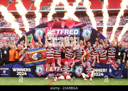 London, Großbritannien. Juni 2024. Liam Farrell von Wigan Warriors hebt die Challenge Cup Trophy während des Finalspiels zwischen Warrington Wolves und Wigan Warriors am 8. Juni 2024 im Wembley Stadium in London, England. Foto von Ken Sparks. Nur redaktionelle Verwendung, Lizenz für kommerzielle Nutzung erforderlich. Keine Verwendung bei Wetten, Spielen oder Publikationen eines einzelnen Clubs/einer Liga/eines Spielers. Quelle: UK Sports Pics Ltd/Alamy Live News Stockfoto