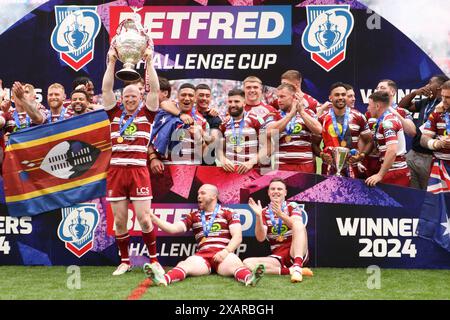 London, Großbritannien. Juni 2024. Liam Farrell von Wigan Warriors hebt die Challenge Cup Trophy während des Finalspiels zwischen Warrington Wolves und Wigan Warriors am 8. Juni 2024 im Wembley Stadium in London, England. Foto von Ken Sparks. Nur redaktionelle Verwendung, Lizenz für kommerzielle Nutzung erforderlich. Keine Verwendung bei Wetten, Spielen oder Publikationen eines einzelnen Clubs/einer Liga/eines Spielers. Quelle: UK Sports Pics Ltd/Alamy Live News Stockfoto