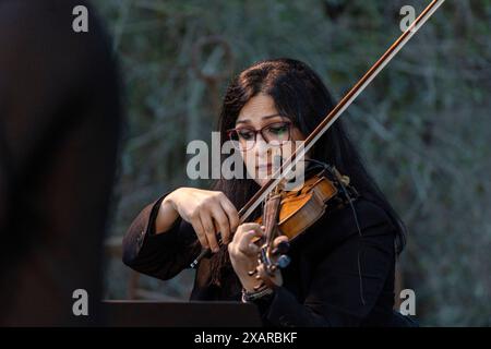 Pau Alabajos singt Vicent Andrés Estellés, Kirche Sant Blai, Campos, Mallorca, Spanien. Stockfoto