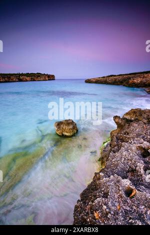 Cala Varques, eine unberührte Bucht in der Gemeinde Manacor, Mallorca, Spanien. Stockfoto