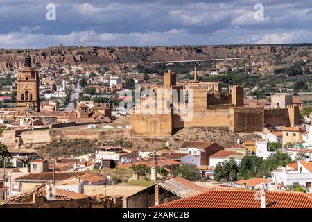 Alcazaba (Guadix-Burg) und Kathedrale der Inkarnation, Guadix, Granada Geopark, Granada Provinz, Andalusien, Spanien. Stockfoto