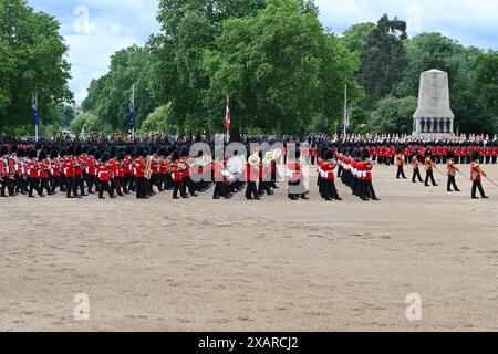 London, Großbritannien. Juni 2024. Die Band der Household Division bei The Colonel's Review mit den Irish Guards präsentierte ihre Farbe für die Zeromonie „Trooping the Colour“, wobei der Salutnehmer für die Colonel's Review Lieutenant General James Bucknall, KCB, CBE ist. Ehemaliger Kommandeur der Parade der alliierten Schnellreaktionskorps Horse Guards, London, Großbritannien. Quelle: LFP/Alamy Live News Stockfoto