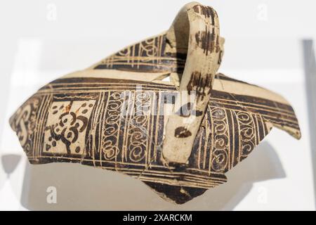 Shurayba, Krug mit Sgraffito-Dekoration auf schwarzen Manganbändern, 12.-13. Jahrhundert n. Chr., Schaltisch (Saltés), islamische Zeit, Huelva Museum, Huelva, Andalusien, Spanien. Stockfoto