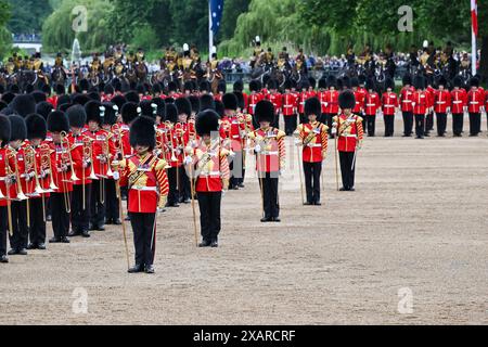 London, Großbritannien. Juni 2024. Die Band der Household Division bei der Colonel's Review, wobei die Irish Guards ihre Farbe für die Ceromonie Trooping the Colour präsentieren, wobei der Salutsnehmer für die Colonel's Review Lieutenant General James Bucknall, KCB, CBE ist. Ehemaliger Kommandeur der Parade der alliierten Schnellreaktionskorps Horse Guards, London, Großbritannien. Quelle: LFP/Alamy Live News Stockfoto