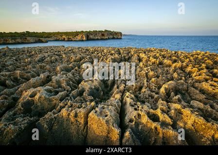 Cala Varques, eine unberührte Bucht in der Gemeinde Manacor, Mallorca, Spanien. Stockfoto