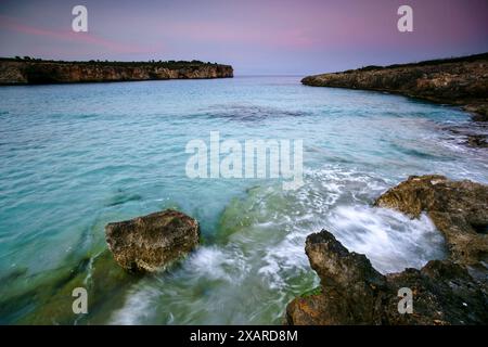 Cala Varques, eine unberührte Bucht in der Gemeinde Manacor, Mallorca, Spanien. Stockfoto