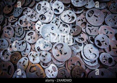 Shalechet, -gefallene Blätter-, Menashe Kadishmans Kunstinstallation, Jüdisches Museum Berlin, entworfen vom polnischen Architekten Daniel Libeskinds, Berlin, Deutschland, Europa. Stockfoto