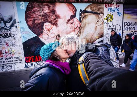 Der Kuss der Brüder, mein Gott, hilf mir, diese tödliche Liebe zu überleben, von dem russischen Künstler Dmitri Vrubel, Berliner Mauer, Berlin, Deutschland, Europa. Stockfoto