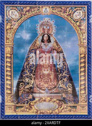 Bild auf Fliesen unserer Dame von Guaditoca, Pfarrei Santa María de la Asunción, Gothic-Mudéjar, Guadalcanal, Sierra Norte de Sevilla, Provinz Sevilla, Andalusien. Stockfoto