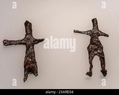 Eiserne Votivgaben, die einen Mann und eine Frau darstellen, Heiligtum der Atalayuelas von Fuerte del Rey, 2. Jahrhundert v. Chr., Iberisches Museum von Jaén, Andalusien, Spanien. Stockfoto