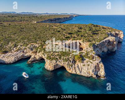 Boot vor Anker, Cala Varques, unberührte Bucht in der Gemeinde Manacor, Mallorca, Spanien. Stockfoto