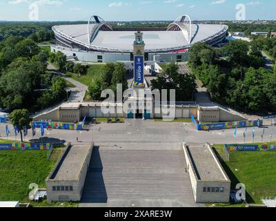 Leipzig, Deutschland. Juni 2024. Blick auf das Leipziger Stadion, auch bekannt als Red Bull Arena, und den Glockenturm vor der Fußball-Europameisterschaft. Das Stadion ist Heimstadion des RB Leipzig und Austragungsort der bevorstehenden Fußball-Europameisterschaft. Die UEFA Euro 2024 findet vom 14. Juni bis 14. Juli statt. (Luftaufnahme mit Drohne) Credit: Jan Woitas/dpa/Alamy Live News Stockfoto