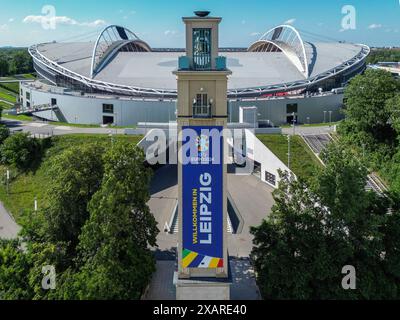 Leipzig, Deutschland. Juni 2024. Blick auf das Leipziger Stadion, auch bekannt als Red Bull Arena, und den Glockenturm vor der Fußball-Europameisterschaft. Das Stadion ist Heimstadion des RB Leipzig und Austragungsort der bevorstehenden Fußball-Europameisterschaft. Die UEFA Euro 2024 findet vom 14. Juni bis 14. Juli statt. (Luftaufnahme mit Drohne) Credit: Jan Woitas/dpa/Alamy Live News Stockfoto