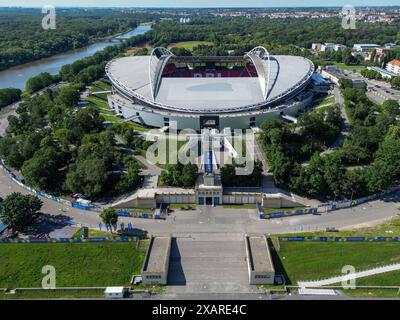 Leipzig, Deutschland. Juni 2024. Blick auf das Leipziger Stadion, auch bekannt als Red Bull Arena, und den Glockenturm vor der Fußball-Europameisterschaft. Das Stadion ist Heimstadion des RB Leipzig und Austragungsort der bevorstehenden Fußball-Europameisterschaft. Die UEFA Euro 2024 findet vom 14. Juni bis 14. Juli statt. (Luftaufnahme mit Drohne) Credit: Jan Woitas/dpa/Alamy Live News Stockfoto