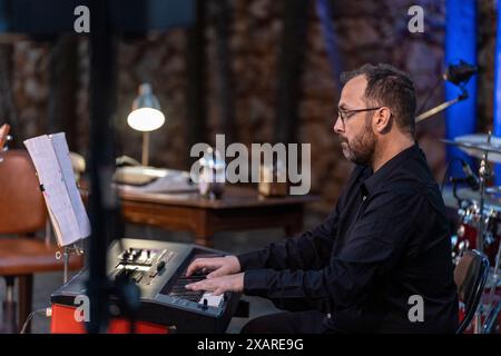 Pau Alabajos singt Vicent Andrés Estellés, Kirche Sant Blai, Campos, Mallorca, Spanien. Stockfoto