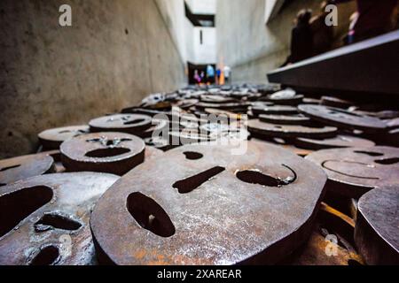 Shalechet, -gefallene Blätter-, Menashe Kadishmans Kunstinstallation, Jüdisches Museum Berlin, entworfen vom polnischen Architekten Daniel Libeskinds, Berlin, Deutschland, Europa. Stockfoto