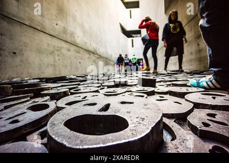 Shalechet, -gefallene Blätter-, Menashe Kadishmans Kunstinstallation, Jüdisches Museum Berlin, entworfen vom polnischen Architekten Daniel Libeskinds, Berlin, Deutschland, Europa. Stockfoto