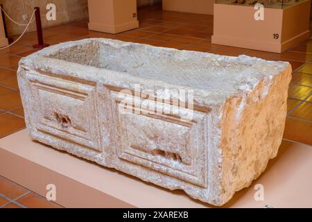 Römischer Grabsarkophag, Museu Municipal de Ciutadella,. Bastió de sa Font, Ciutadella, Menorca, balearen, Spanien. Stockfoto