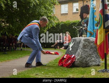 Der Bürgermeister von Poperinge, Christof Dejaeger, legte einen Kranz bei der Enthüllungszeremonie des Friedensdenkmals am 8. Juni 2024 in Hythe, Kent, Großbritannien. Die Enthüllung des Denkmals erfolgte durch John Astor, 3. Baron of Hever. Stockfoto