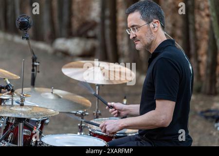 Pau Alabajos singt Vicent Andrés Estellés, Kirche Sant Blai, Campos, Mallorca, Spanien. Stockfoto