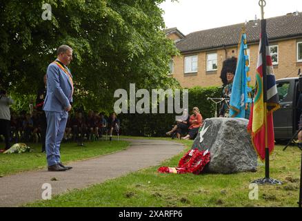 Der Bürgermeister von Poperinge, Christof Dejaeger, legte einen Kranz bei der Enthüllungszeremonie des Friedensdenkmals am 8. Juni 2024 in Hythe, Kent, Großbritannien. Die Enthüllung des Denkmals erfolgte durch John Astor, 3. Baron of Hever. Stockfoto