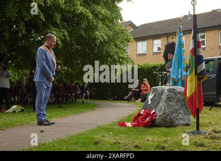 Der Bürgermeister von Poperinge, Christof Dejaeger, legte einen Kranz bei der Enthüllungszeremonie des Friedensdenkmals am 8. Juni 2024 in Hythe, Kent, Großbritannien. Die Enthüllung des Denkmals erfolgte durch John Astor, 3. Baron of Hever. Stockfoto