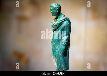 Mann in Toga, Bronzestatuette, römisch-republikanische Zeit, Jahre 127 - 27 v. Chr. Museu Municipal de Ciutadella,. Bastió de sa Font, Ciutadella, Menorca, balearen, Spanien. Stockfoto