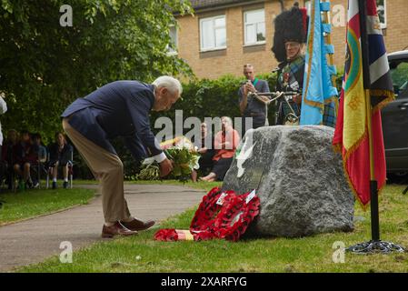 Leon de Turck legt einen Kranz bei der Enthüllungszeremonie des Friedensdenkmals am 8. Juni 2024 in Hythe, Kent, Großbritannien. Die Enthüllung des Denkmals erfolgte durch John Astor, 3. Baron of Hever. Stockfoto