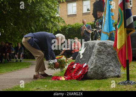 Leon de Turck legt einen Kranz bei der Enthüllungszeremonie des Friedensdenkmals am 8. Juni 2024 in Hythe, Kent, Großbritannien. Die Enthüllung des Denkmals erfolgte durch John Astor, 3. Baron of Hever. Stockfoto