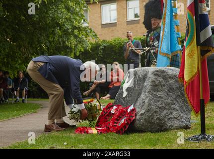 Leon de Turck legt einen Kranz bei der Enthüllungszeremonie des Friedensdenkmals am 8. Juni 2024 in Hythe, Kent, Großbritannien. Die Enthüllung des Denkmals erfolgte durch John Astor, 3. Baron of Hever. Stockfoto