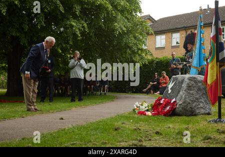 Leon de Turck legt einen Kranz bei der Enthüllungszeremonie des Friedensdenkmals am 8. Juni 2024 in Hythe, Kent, Großbritannien. Die Enthüllung des Denkmals erfolgte durch John Astor, 3. Baron of Hever. Stockfoto