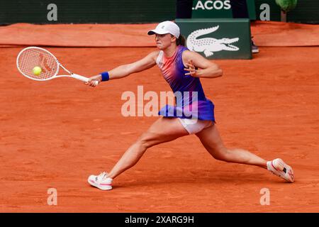 Tennis: Grand Slam/WTA-Tour/ - French Open, Einzel, Damen, Finale. Swiatek (Polen) - Paolini (Italien). Boris Becker steht am Court. Stockfoto