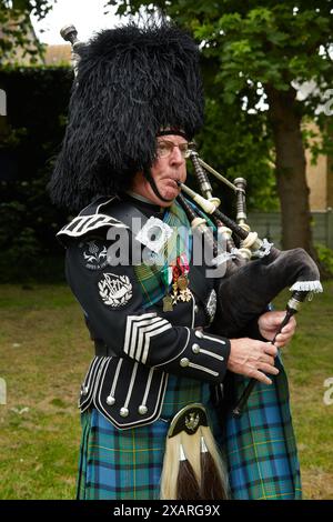 Pfeifenmajor Diederik de Jaeger bei der Enthüllungszeremonie des Friedensdenkmals am 8. Juni 2024 in Hythe, Kent, Großbritannien. Die Enthüllung des Denkmals erfolgte durch John Astor, 3. Baron of Hever. Stockfoto