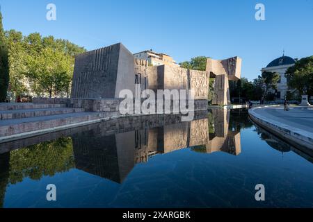 Madrid, Spanien - 12. April 2024 - Denkmal für die Entdeckung Amerikas durch Joaquin Vaquero Turcios auf der Plaza Colon in Madrid, Spanien an klaren sonnigen Tagen. Stockfoto