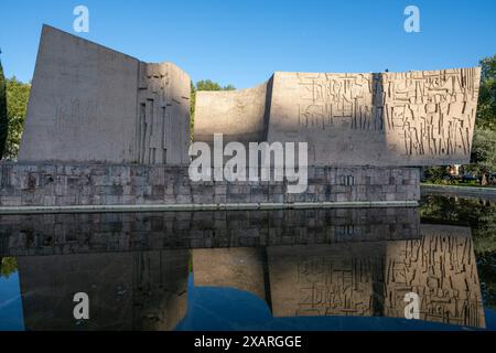 Madrid, Spanien - 12. April 2024 - Denkmal für die Entdeckung Amerikas durch Joaquin Vaquero Turcios auf der Plaza Colon in Madrid, Spanien an klaren sonnigen Tagen. Stockfoto