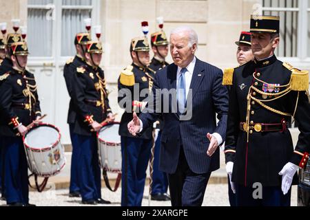 Paris, Frankreich. Juni 2024. Joe Biden, Präsident der Vereinigten Staaten von Amerika, kommt im Palais Elysée an. Der Präsident der Vereinigten Staaten von Amerika Joe Biden wurde von seinem französischen Amtskollegen Emmanuel Macron anlässlich seines offiziellen Besuchs in Frankreich im Palais Elysée in Paris empfangen. Quelle: SOPA Images Limited/Alamy Live News Stockfoto