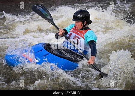 Prag, Tschechische Republik. Juni 2024. Die Tschechische Tereza Kneblova tritt beim Frauen-Kajak-Cross-Rennen während der ICF Canoe Slalom World Cup 2024 in Prag, Tschechische Republik, am 8. Juni 2024 an. Quelle: VIT Simanek/CTK Photo/Alamy Live News Stockfoto