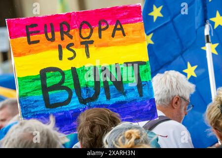 Demo gegen Rechts, Königsplatz, Europa ist bunt, München, 8. Juni 2024 Deutschland, München, 8. Juni 2024, Demo gegen Rechts, Königsplatz, Schild Europa ist bunt, Europafahne, ein Tag vor der Europawahl, Demo gegen Rechts von einem breiten Aktionsbündnis gegen Rechtsextremismus und für Demokratie getragen, ca. 5,000 Teilnehmer, Bayern *** Demonstration gegen die Rechte, Königsplatz, Europe is Bunte, München, 8 Juni 2024 Deutschland, München, München, München, 8. Juni 2024, Demonstration gegen die Rechte, Königsplatz, Zeichen Europa ist bunt, europäische Flagge, einen Tag vor den Europawahlen, Demonstration gegen die Rechte Stockfoto