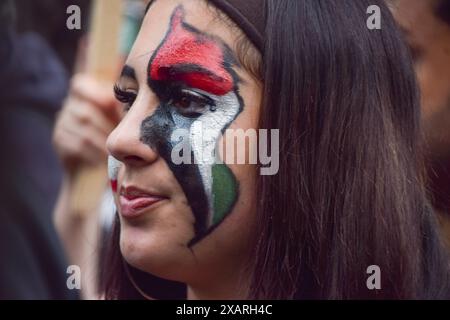 London, Großbritannien. Juni 2024. Tausende von Menschen marschierten in Solidarität mit Palästina und forderten einen Waffenstillstand, während Israel seine Angriffe auf Gaza fortsetzt. Quelle: Vuk Valcic/Alamy Live News Stockfoto