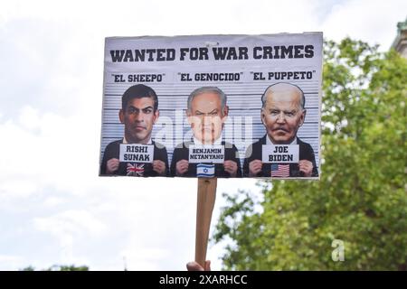 London, Großbritannien. Juni 2024. Ein Demonstrant hält ein Plakat, auf dem Rishi Sunak, Benjamin Netanyahu und Joe Biden als „für Kriegsverbrechen gesucht“ dargestellt sind. Tausende von Menschen marschierten in Solidarität mit Palästina und forderten einen Waffenstillstand, während Israel seine Angriffe auf Gaza fortsetzt. Quelle: Vuk Valcic/Alamy Live News Stockfoto