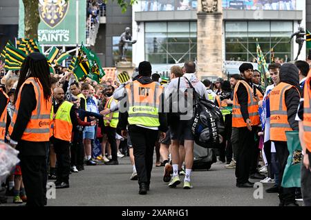 Twickenham, Vereinigtes Königreich. Juni 2024. Gallagher Premiership Rugby Finale. Northampton Saints V Bath Rugby. Twickenham Stadium. Twickenham . Das Team von Northampton erreicht das Stadoium während des Gallagher Premiership Rugby Finales zwischen Northampton Saints und Bath Rugby. Quelle: Sport In Pictures/Alamy Live News Stockfoto