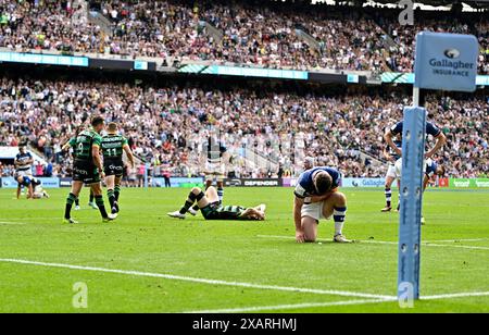 Twickenham, Vereinigtes Königreich. Juni 2024. Gallagher Premiership Rugby Finale. Northampton Saints V Bath Rugby. Twickenham Stadium. Twickenham . Die Spieler aus Northampton feiern am Ende des Spiels, als die Bath-Spieler während des Gallagher Premiership Rugby-Finales zwischen Northampton Saints und Bath Rugby auf den Knien stehen. Quelle: Sport In Pictures/Alamy Live News Stockfoto