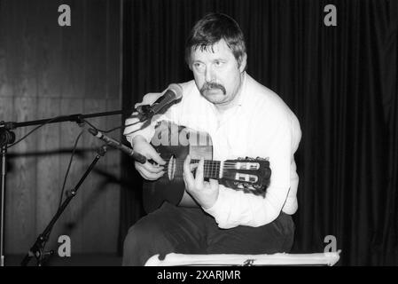 Wolf Biermann Liedermacher 02/92 az Wolf Biermann während eines Auftritts im Februar 1992 Deutschland deutscher deutsch Mann Künstler Musiker Sänger Lyriker Autor Musik Gedichte deutscher Songwriter Dichter quer halb sitzend Mikrofon Gitarre spielend SW *** Wolf Biermann Songwriter 02 92 az Wolf Biermann während einer Aufführung im Februar 1992 Deutschland deutscher Mann Künstler Musiker Sänger Texter Autor Musikgedichte deutscher Songwriter Dichter Kreuz halb sitzendes Mikrofon spielt Gitarre Sw Stockfoto