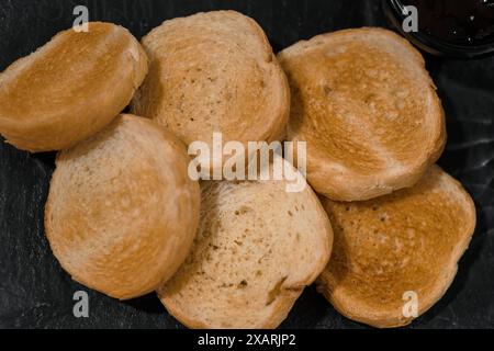 Pastete mit Soße und Croutons auf einem schwarzen Brett Stockfoto