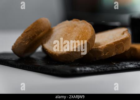 Pastete mit Soße und Croutons auf einem schwarzen Brett Stockfoto