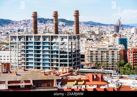 Barcelona Stadtbild von Montjuic aus mit 3 Schornsteinen und Sagrada Familia Stockfoto