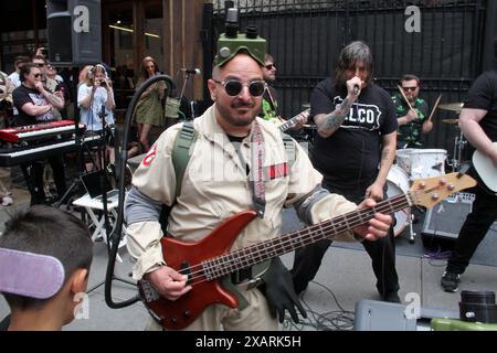 New York, New York, USA. Juni 2024. New York New York, 40. Jahrestag des Films Ghostbusters in Hook & Ladder 8 in New York City. Fans kamen heraus, um Musik zu hören und einige Besetzer zu sehen. Die Buffalo Ghostbusters spielen außerhalb von Hook & Ladder 8 (Foto: © Bruce Cotler/ZUMA Press Wire) NUR ZUR REDAKTIONELLEN VERWENDUNG! Nicht für kommerzielle ZWECKE! Stockfoto