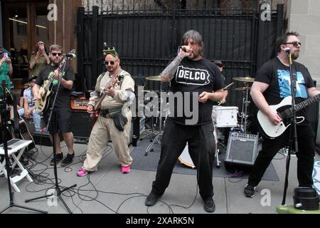 New York, New York, USA. Juni 2024. New York New York, 40. Jahrestag des Films Ghostbusters in Hook & Ladder 8 in New York City. Fans kamen heraus, um Musik zu hören und einige Besetzer zu sehen. Die Buffalo Ghostbusters spielen außerhalb von Hook & Ladder 8 (Foto: © Bruce Cotler/ZUMA Press Wire) NUR ZUR REDAKTIONELLEN VERWENDUNG! Nicht für kommerzielle ZWECKE! Stockfoto