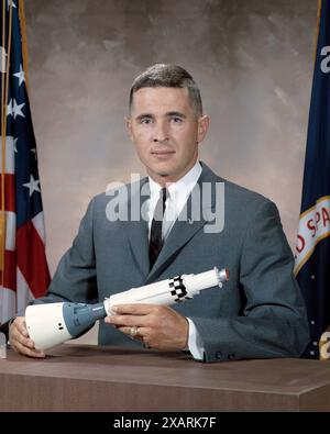 8. Juni 2024: WILLIAM ANDERS, ein NASA-Astronaut, der zur 1968er Apollo 8-Besatzung gehörte, die als erste drei Menschen den Mond umkreisen, starb bei einem Flugzeugabsturz im Bundesstaat Washington. Er war 90 Jahre alt. DATEIFOTO: 1968 - Apollo 8, der erste bemannte Mission zum Mond, Pilot William anders, der dieses legendäre Erdaufgangsfoto machte. Quelle: NASA/ZUMA Wire/Alamy Live News Stockfoto