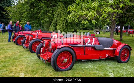 Eine Sammlung von drei roten Aston Martin Ulster Rennwagen aus dem Jahr 1935, die in Le Mans gefahren wurden, wird im Pink Floyd Drummer Nick Masons Home in Corsham, Wiltshire, Großbritannien gezeigt Stockfoto